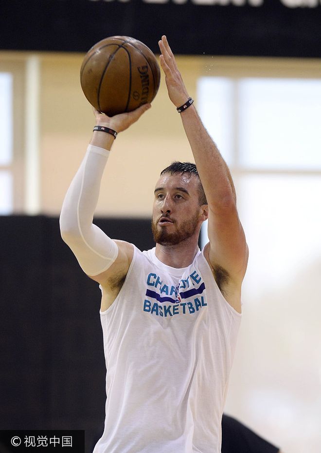 关于夏洛特黄蜂国际比赛日外线爆发，志在NBA常规赛名次提升，气氛紧张，阵容厚度经受考验的信息